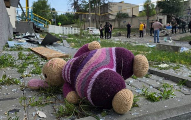 Авиаудар РФ по Харькову: появились фото последствий обстрела школы и домов