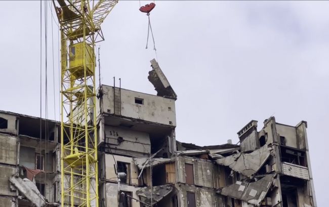 В Харькове приступили к демонтажу подъезда известного дома на Северной Салтовке