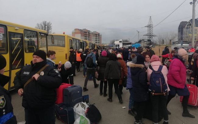 Из Бучи эвакуировали 7 автобусов с гражданскими (видео)