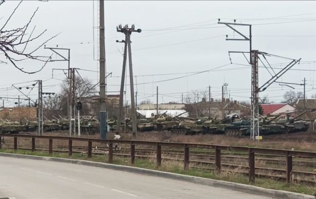 Партизани зафіксували велику кількість танків РФ у Євпаторії (відео)