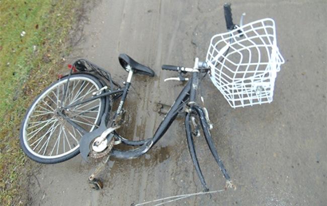 У Чернівецькій області автомобіль на смерть збив велосипедиста