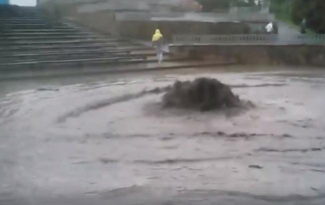 У Тернополі утворився "фонтан" з стічних вод (відео)