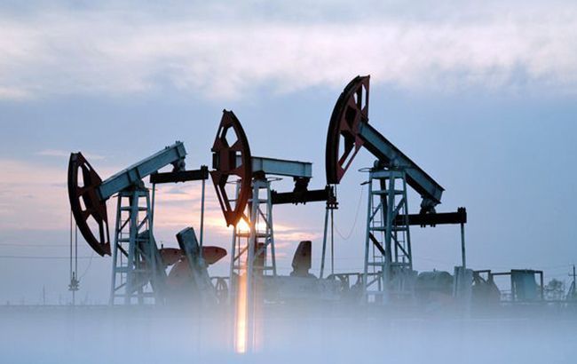 Ціни на нафту вперше за 2,5 року впали нижче 49 доларів