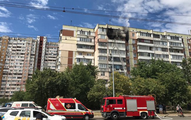 В Киеве горит квартира, есть погибшая