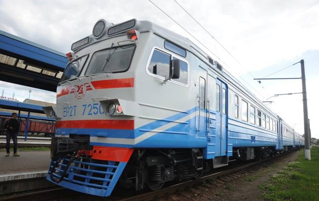 У Києві чоловік намагався застрибнути в рухомий потяг: ледь не позбувся життя