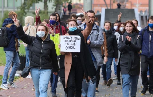 Ситуація в Мінську: студентів розганяють і затримують, вони заблокували вулицю