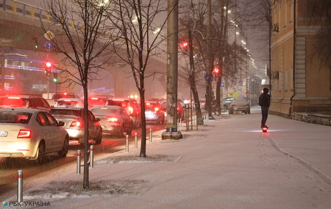 Снігопад у Києві. Громадський транспорт затримується: список рейсів