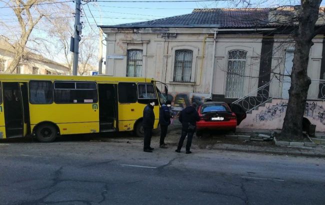 У центрі Херсона сталася ДТП за участі маршрутки: є постраждалі