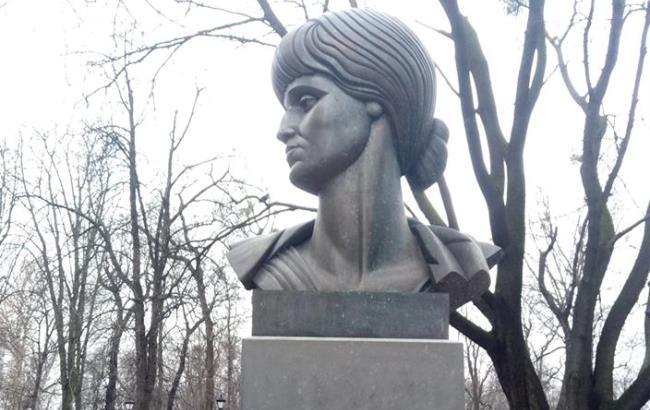 "Интер" незаконно установил в Киеве памятник российской поэтессе