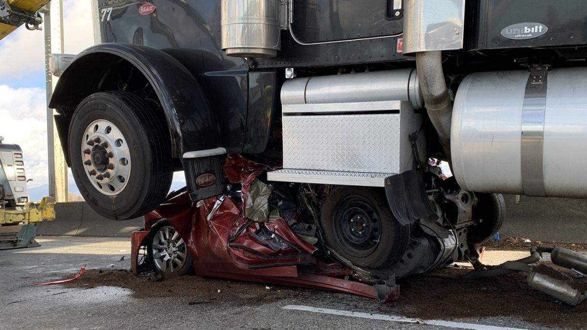 В США грузовик буквально раздавил легковой автомобиль, водитель чудом  выжил. | РБК-Україна