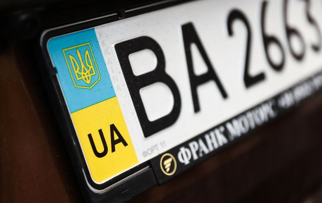 В Україні змінили вартість платних номерних знаків для автомобілів: скільки коштують