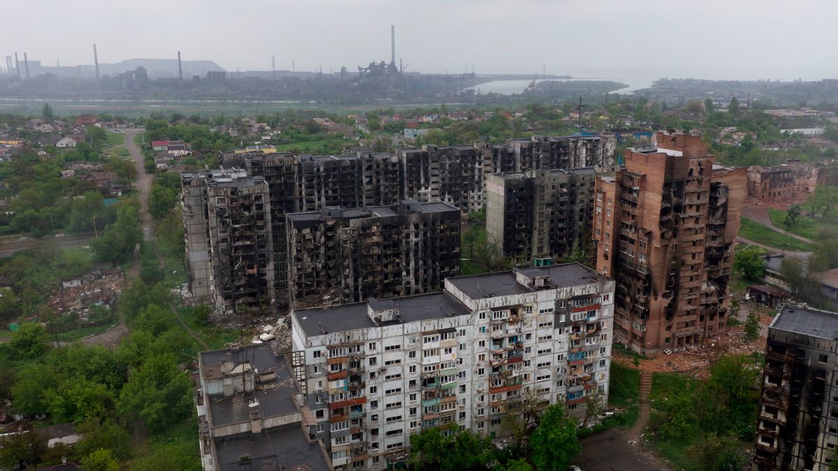 Дома в Мариуполе оккупанты сносят, а в уцелевшие селят строителей из России  | РБК-Україна