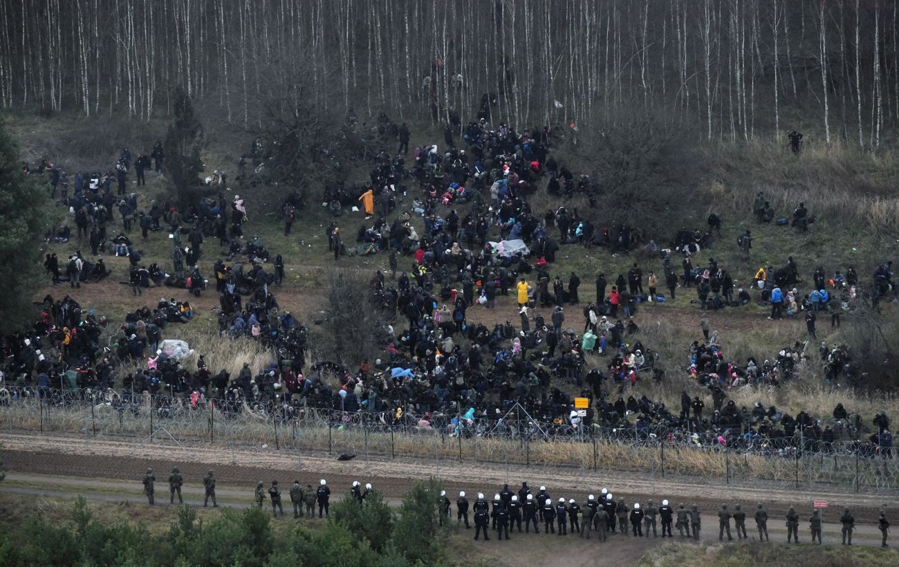 Migrants on the border with Poland with a crush break into the Belarusian checkpoint