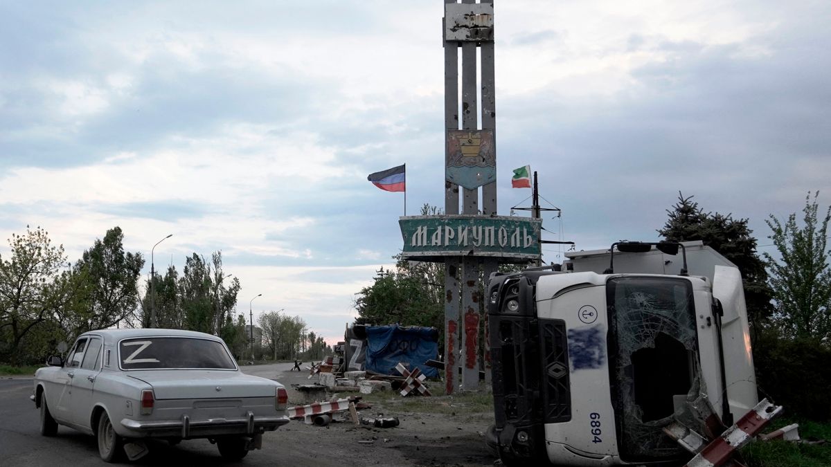 Окопы вдоль трассы Мариуполь - Донецк роют россияне - что известно | РБК  Украина