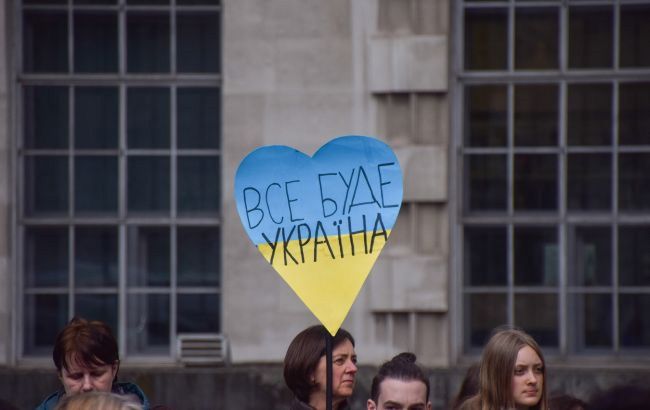 День Конституції України: красиві привітання у віршах і листівках