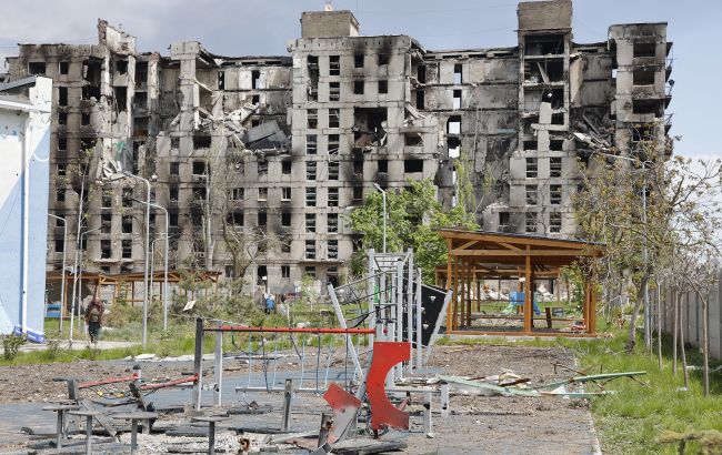 В центре Мариуполя оккупанты демонтируют бульвар Хмельницкого (видео)