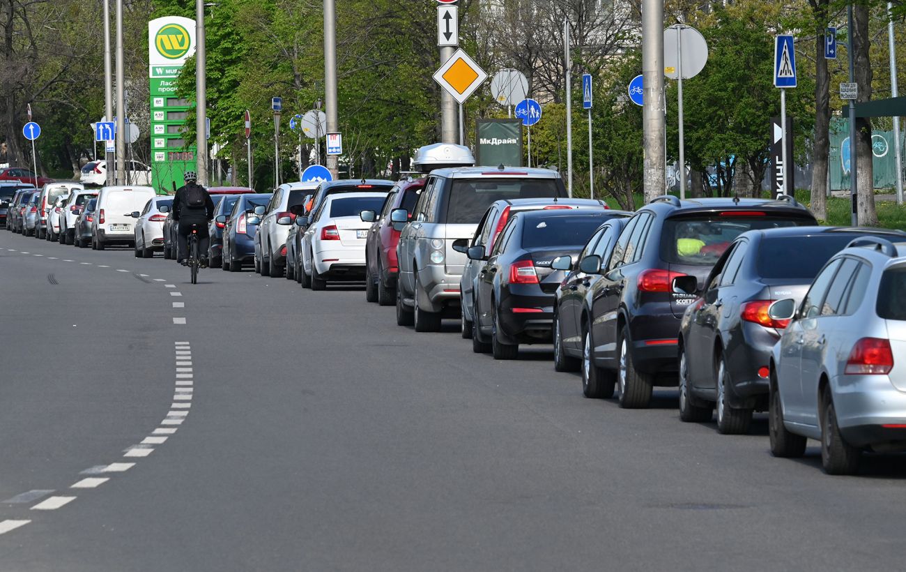 В Украине с сегодняшнего дня за городом авто должны ехать с включенными  фарами. Читайте на UKR.NET