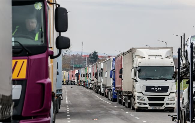 Движение грузовиков постепенно разблокируется: какая ситуация на границе со Словакией