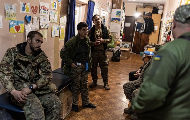 Чи може військовий звільнитись зі служби, якщо його близький родич отримав інвалідність на фронті