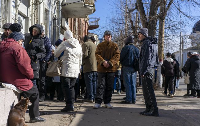 Росіяни продовжують атакувати Херсон: жителів закликають не створювати масових скупчень