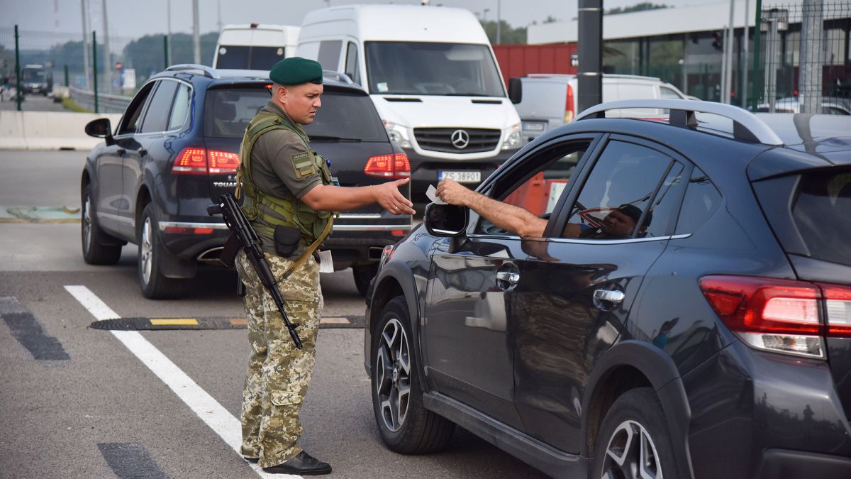 Выезд за границу во время войны – кому разрешен, категории и правила в  Украине | РБК Украина