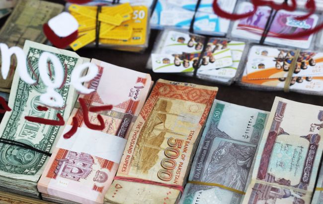 Центробанк Афганістану заборонив знімати більше 200 доларів на тиждень