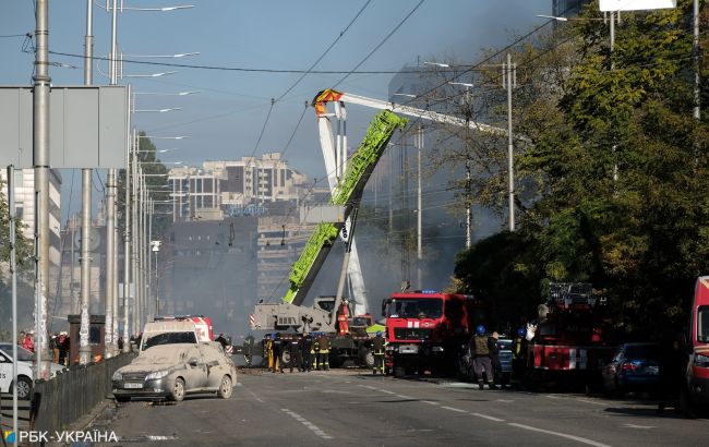 Удар дронів по багатоповерхівці в Києві: відомо про першого загиблого