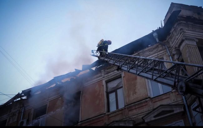 В центрі Одеси під час ракетного удару спалахнув будинок