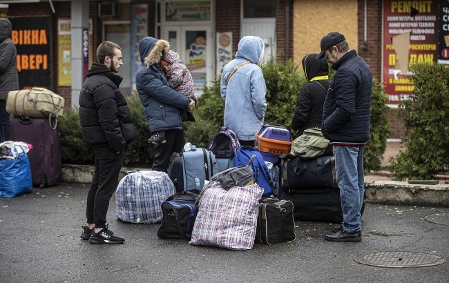 "Ніде не прописано". Чи повертатимуть з-за кордону чоловіків в Україну для мобілізації