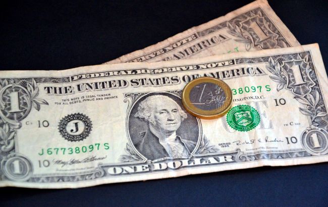 Долар дешевшає до основних валют на тлі угоди щодо держборгу США