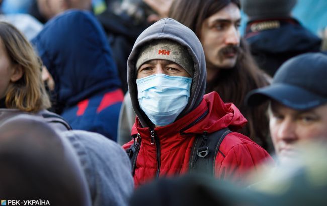 Кабмін заборонив перебувати в громадських місцях без маски і документів з 6 квітня