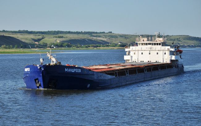 Перевозил награбленное украинское зерно через Крым: капитан российского судна получил подозрение