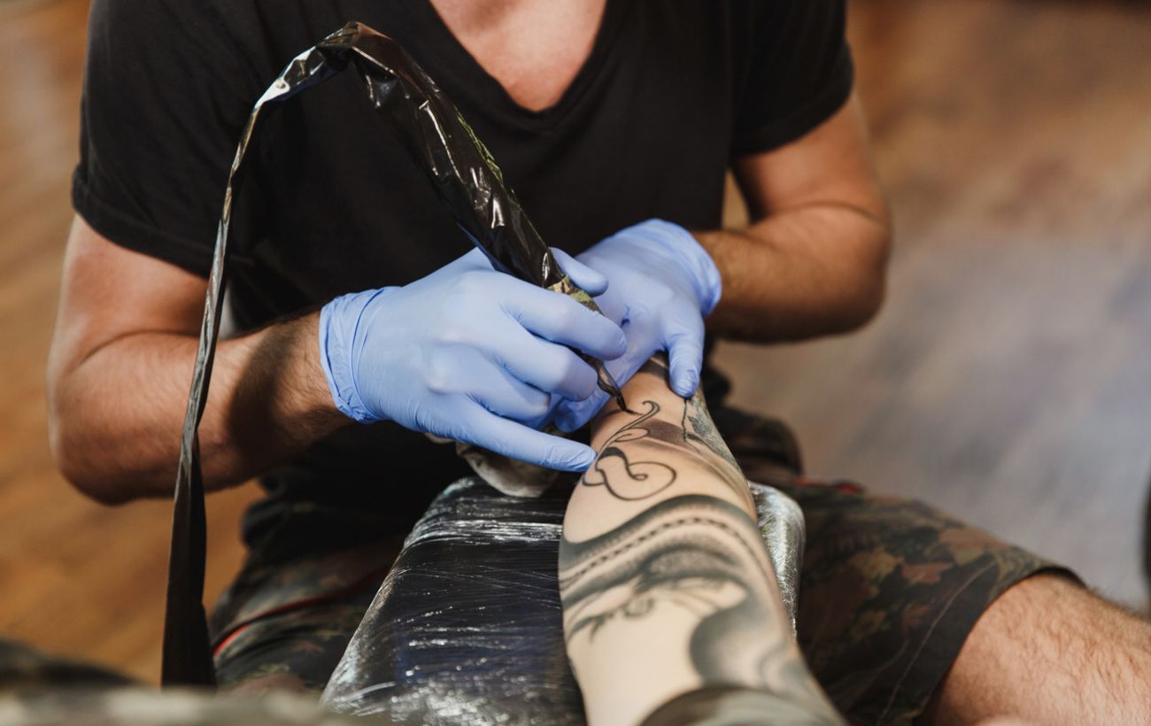 Почему существует ограничение по возрасту на татуировки и можно ли сделать тату до 18 лет?