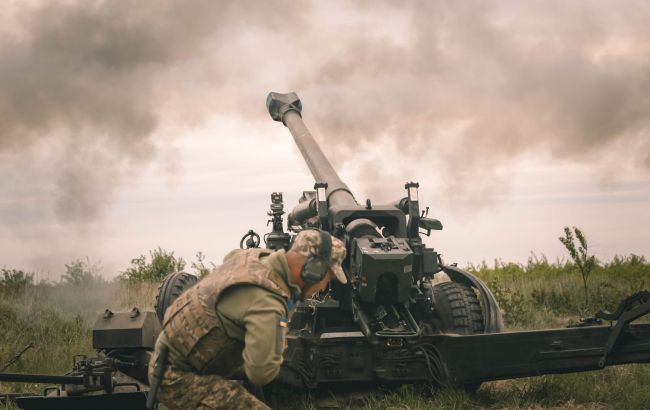 Артиллеристы показали, как с помощью итальянских гаубиц FH70 уничтожают склады россиян (видео)