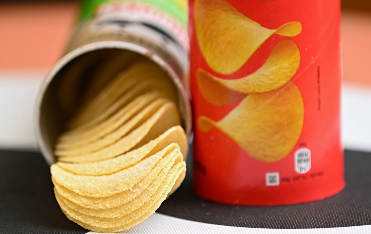 Как есть чипсы Pringles правильно - лайфхак, фото, видео | Новости РБК  Украина