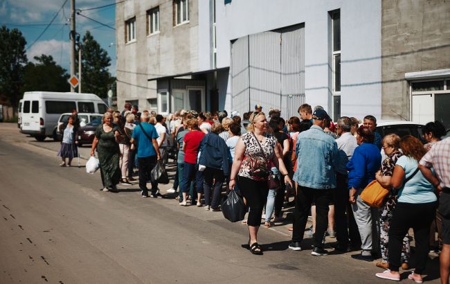 "Якісь дикі люди": у Бучі місцеві сваряться через гуманітарну допомогу (відео)