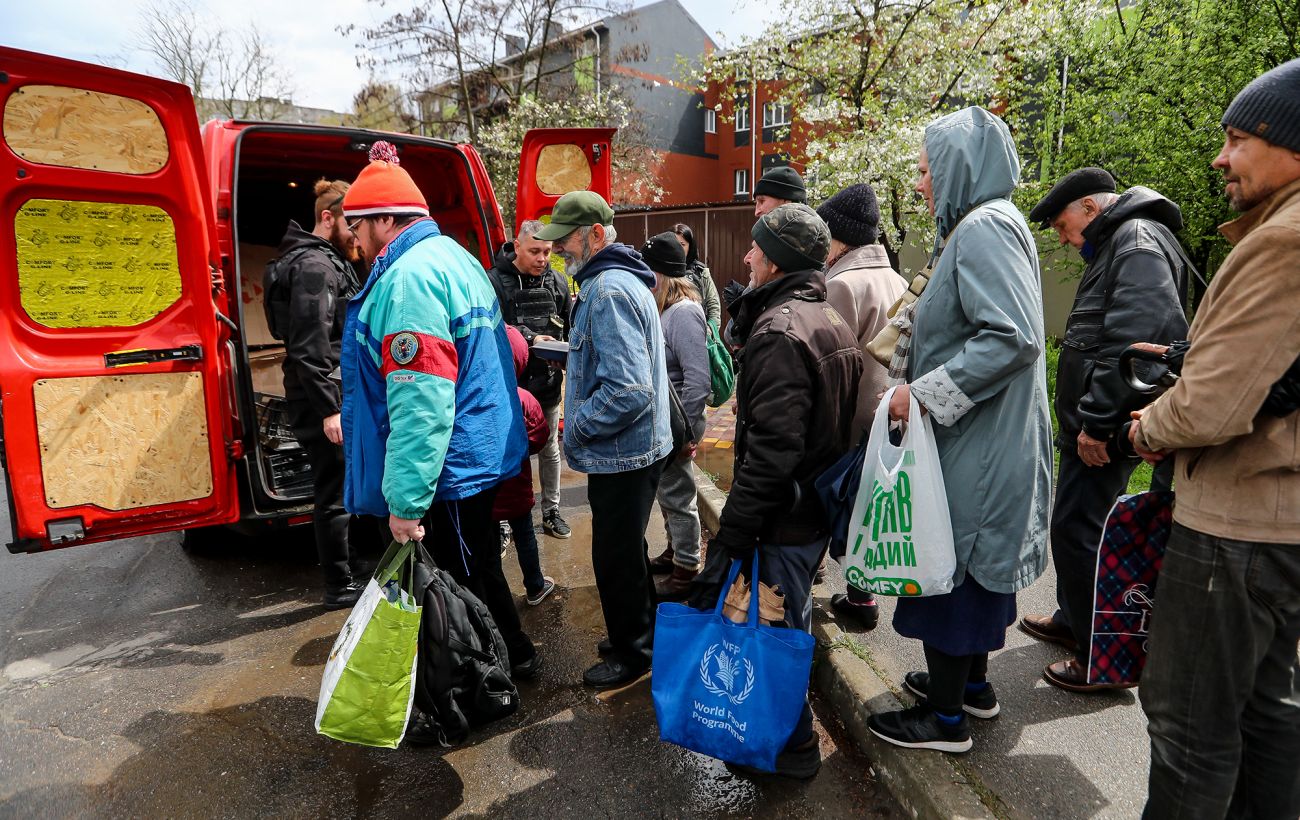 Продуктовые наборы, лекарства и одежда - где и как получить, инструкция |  РБК Украина