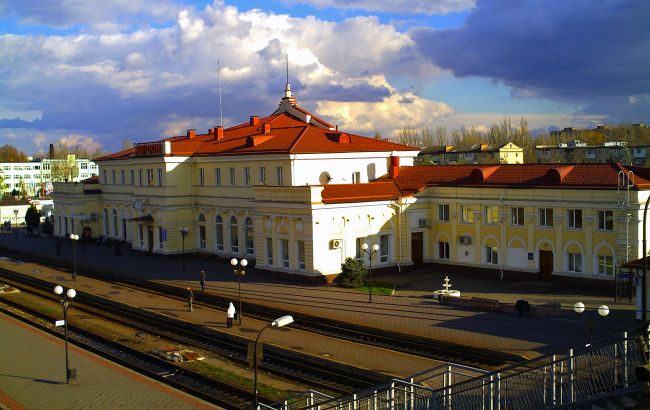 Закликали не виходити надвір. Жителів Херсона попередили про обстріл вокзалу