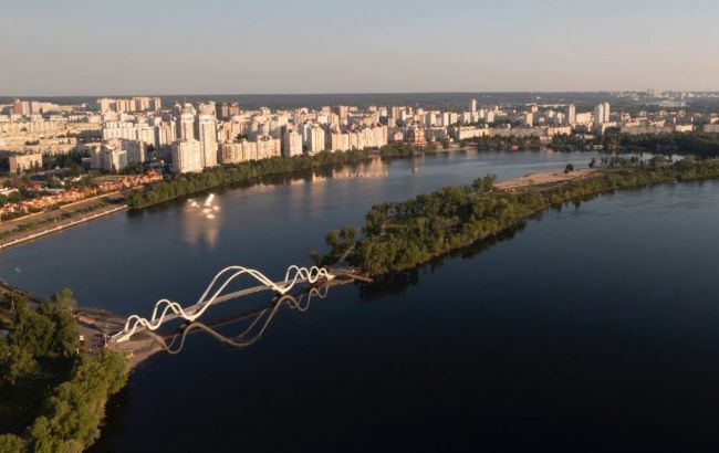 Красота на Оболони. В Киеве открыли пешеходный мост-волну: как он выглядит (фото, видео)