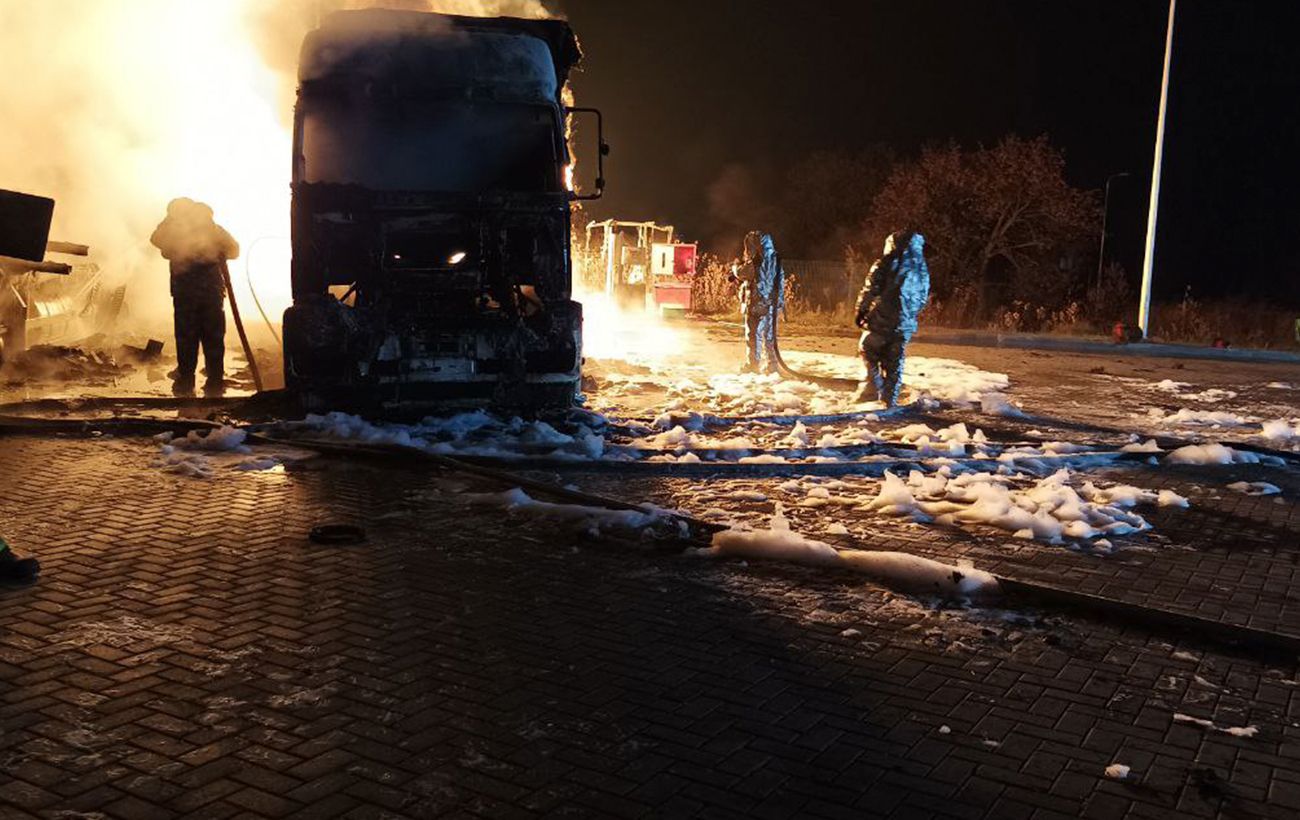 The explosion of a gas station in the Kharkiv region – already 14 hours can not extinguish the fire