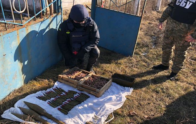 На Донбасі під час навчань знайшли великий схрон зброї