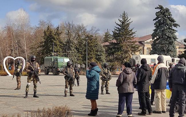 В Скадовске российские оккупанты ворвались в горсовет и вынесли компьютеры