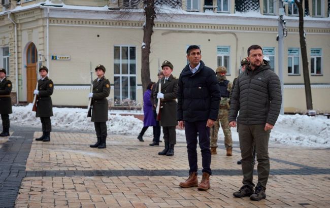 Зеленский и Сунак прогулялись по Киеву и посмотрели на уничтоженную технику РФ: видео