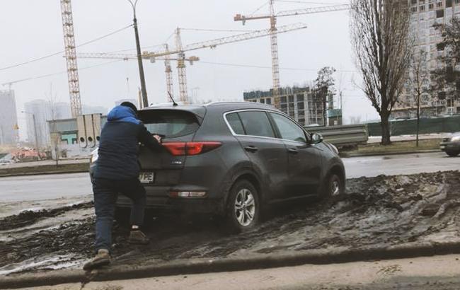 "Дятел просто казковий": реакція мережі на київського водія-"танкіста" (фото)