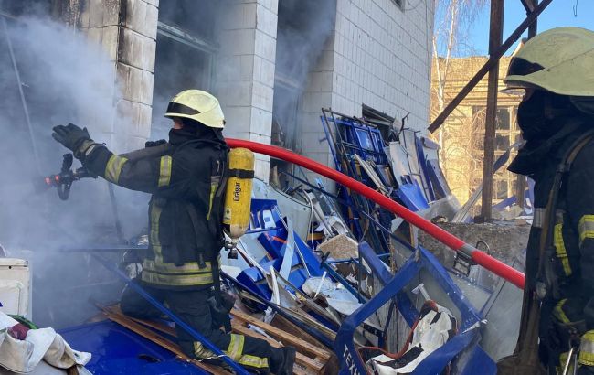 В Киеве снова обстрелы. Повреждены ТЦ, многоэтажки и частные дома