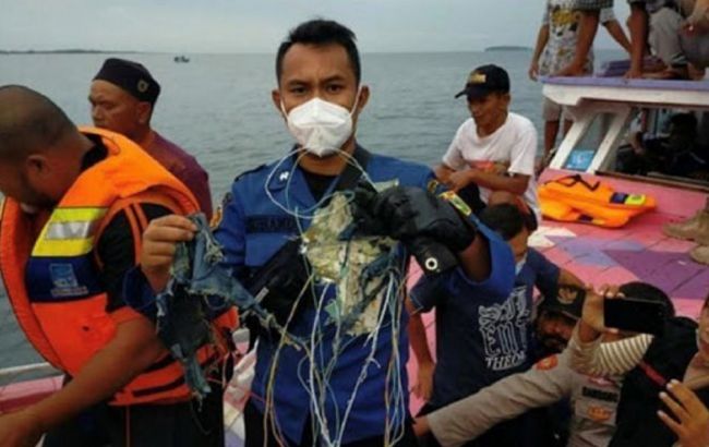 Авіакатастрофа в Індонезії: слідчі виключили розрив літака в повітрі