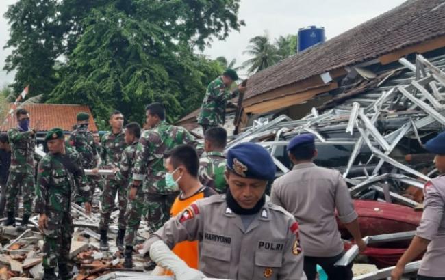 В Индонезии после цунами ищут людей с помощью дронов и собак