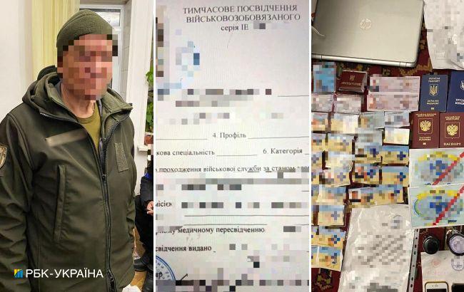 В Киеве задержали россиянина, который изготавливал фальшивые удостоверения для проезда через блок-посты