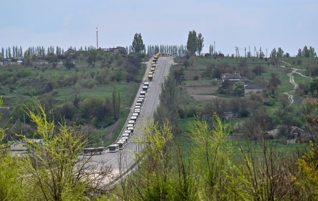 Окупанти знову обстріляли евакуаційну колону у Василівці