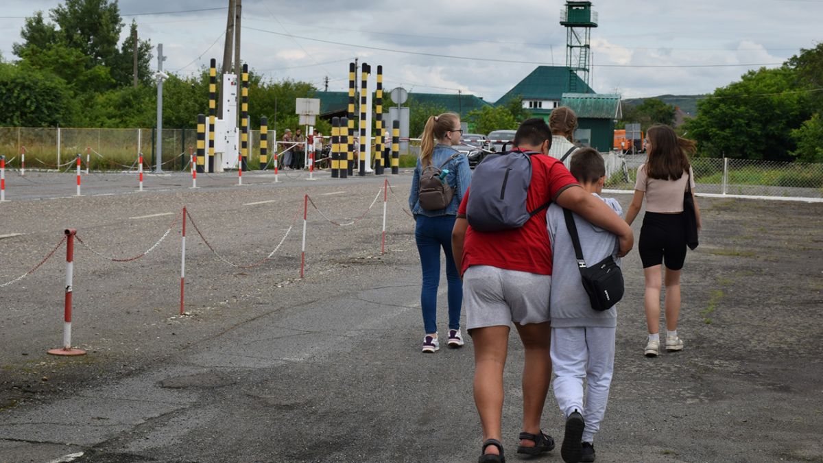 Когда подростки до 18 лет смогут ехать за границу без сопровождения | РБК  Украина